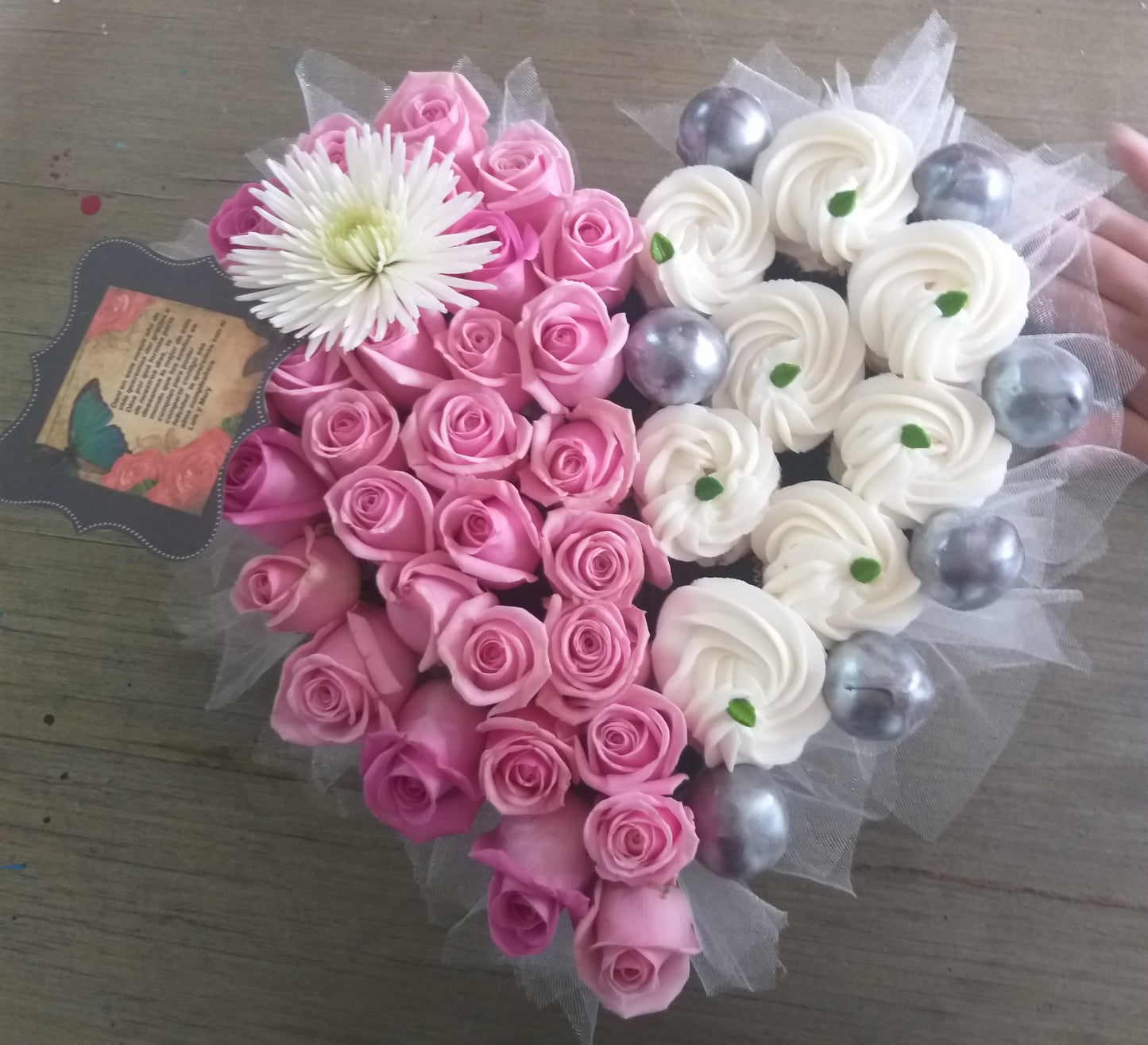 Regalo corazón de flores y dulces
